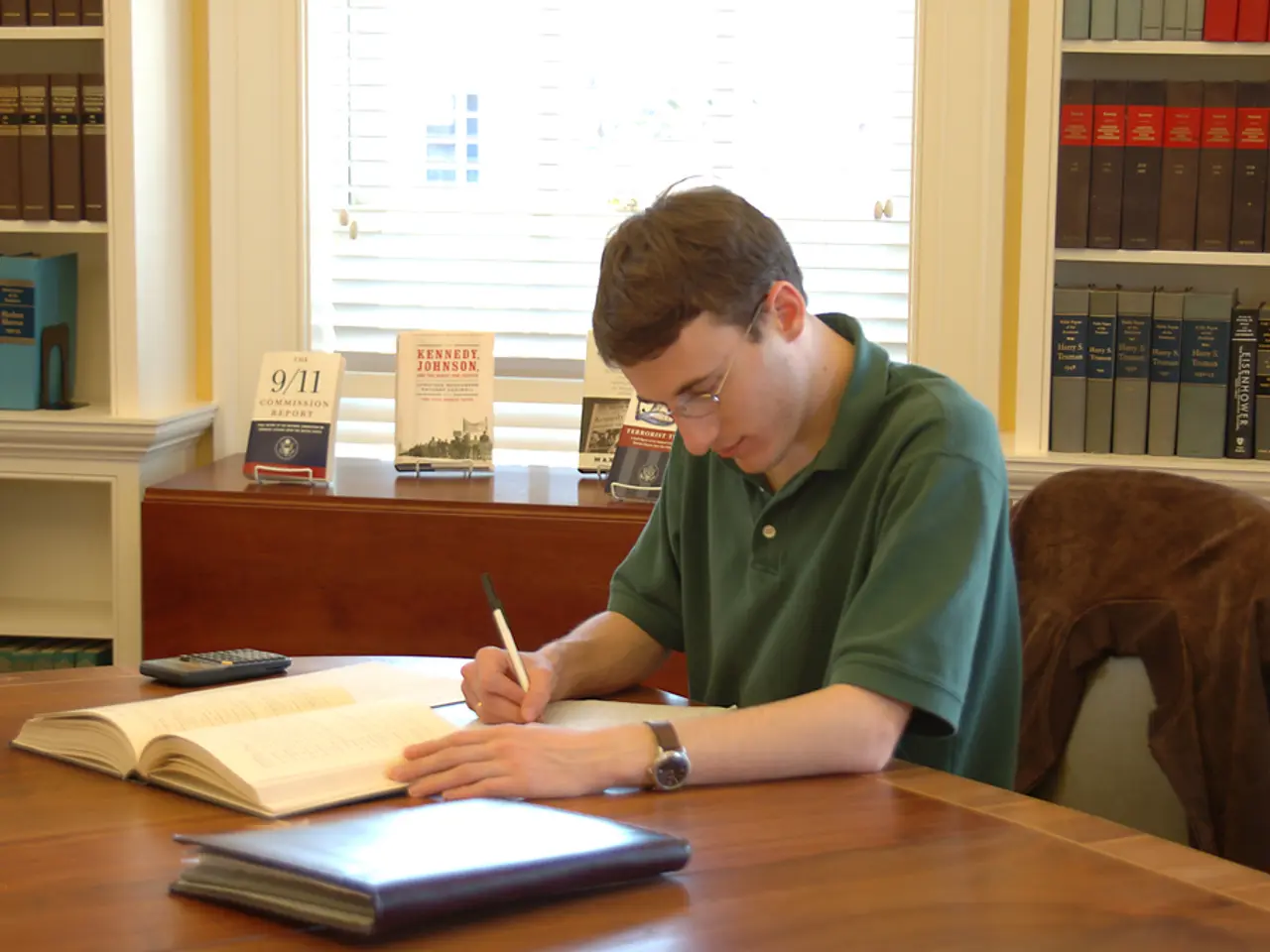 Distinguishing Between a Financial Advisor and an Accountant: Unraveling their Roles