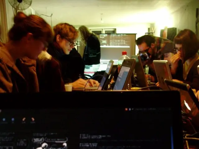 Evaluating Razer's latest Blade 18: Assessing heat and noise output - is RTX 5090 gaming laptop a...