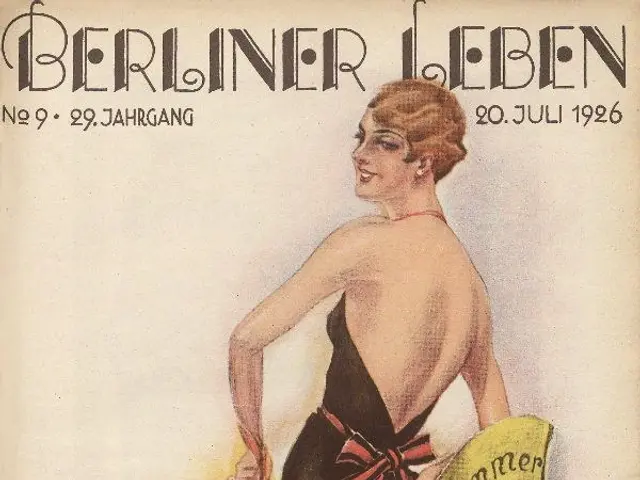 The image shows a woman in a bathing suit on the cover of a Berliner Leben magazine from June 1926....